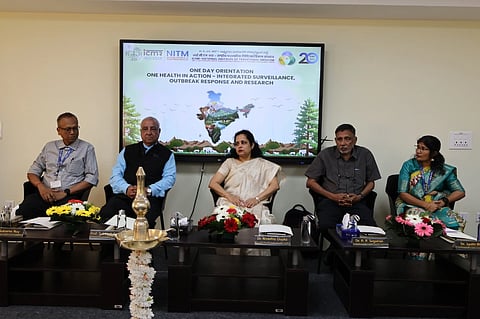  ಬೆಳಗಾವಿಯ ಎನ್‌ಐಟಿಎಂನಲ್ಲಿ ಶುಕ್ರವಾರ ಜರುಗಿದ ಒನ್ ಹೆಲ್ತ್ ಕುರಿತ ದಿಕ್ಸೂಚಿ ಕಾರ್ಯಕ್ರಮದಲ್ಲಿ ಡಾ.ನಿವೇದಿತಾ ಗುಪ್ತಾ, ಡಾ. ಸುಬರ್ಣ ರಾಯ್, ಡಾ.ಎ.ಪಿ.ಸುಗುಣನ್, ಡಾ. ಜ್ಯೋತಿ ಭಟ್ ಇತರರಿದ್ದಾರೆ.