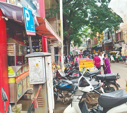ಬೆಳಗಾವಿಯ ಮಾರುತಿ ಗಲ್ಲಿಯಲ್ಲಿ ಸಮ ಸಂಖ್ಯೆ ದಿನವಾದ ಭಾನುವಾರ ಬೆಸ ಸಂಖ್ಯೆ ಜಾಗದಲ್ಲಿ ವಾಹನಗಳನ್ನು ಪಾರ್ಕ್ ಮಾಡಿರುವುದು.