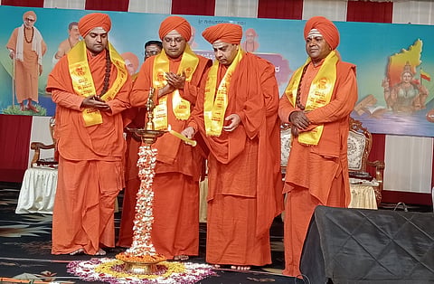 ಬೆಳಗಾವಿಯ ನಾಗನೂರು ರುದ್ರಾಕ್ಷಿಮಠದಲ್ಲಿ ಹಮ್ಮಿಕೊಂಡಿದ್ದ ಡಾ.ಶಿವಬಸವ ಸ್ವಾಮೀಜಿ ಜಯಂತಿಯಲ್ಲಿ  ಶ್ರೀಮಡಿವಾಳ ರಾಜಯೋಗೀಂದ್ರ ಸ್ವಾಮೀಜಿ ದೀಪ ಬೆಳಗಿದರು. ಶ್ರೀ ಗುರುಸಿದ್ಧ ಪಟ್ಟದಾರ್ಯರು, ಡಾ.ಅಲ್ಲಮಪ್ರಭು ಸ್ವಾಮೀಜಿ, ಶ್ರೀ ಬಸವಾನಂದ ಸ್ವಾಮೀಜಿ ಇದ್ದರು.