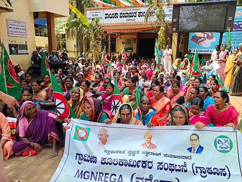 ಬೆಳಗಾವಿ ತಾಪಂ ಎದುರು ಶುಕ್ರವಾರ ಮನರೇಗಾ ಕಾಯಿದೆ ಮುಂದುವರೆಸುವಂತೆ ಆಗ್ರಹಿಸಿ ಪ್ರತಿಭಟಿಸಲಾಯಿತು. 