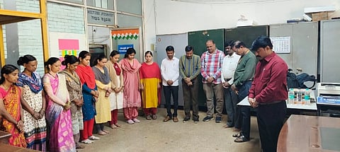 ಬೆಳಗಾವಿಯ ನಗರ ಕೇಂದ್ರ ಗ್ರಂಥಾಲಯದಲ್ಲಿ ಶುಕ್ರವಾರ ಹುತಾತ್ಮ ದಿನದ ಪ್ರಯುಕ್ತ ಎರಡು ನಿಮಿಷ ಮೌನಾಚರಣೆ ಸಲ್ಲಿಸಲಾಯಿತು.