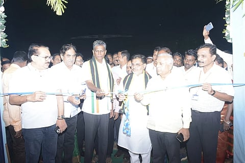 ಬೆಳಗಾವಿಯ ಸಿಪಿಇಡಿ ಮೈದಾನದಲ್ಲಿ ಆಯೋಜಿಸಿರುವ ವಸ್ತು ಪ್ರದರ್ಶನವನ್ನು ಸಚಿವ ಸತೀಶ ಜಾರಕಿಹೊಳಿ ಭಾನುವಾರ ಉದ್ಘಾಟಿಸಿದರು. ಆಸೀಫ್ ಸೇಠ್, ಸುನೀಲ ಹನುಮಣ್ಣವರ, ಲಕ್ಷ್ಮಣರಾವ್ ಚಿಂಗಳೆ ಇತರರಿದ್ದರು.