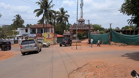  ಕುಂದಾಪುರ- ಕೊಲ್ಲೂರು ಸಂಪರ್ಕಿಸುವ ಪ್ರಮುಖ ಮಾರ್ಗಗಳಲ್ಲಿ ಒಂದಾದ ಮಾವಿನಕಟ್ಟೆ ಪ್ರದೇಶ.