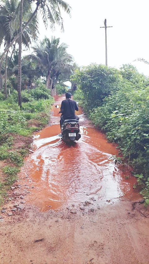  ಕೆಸರುಮಯ ರಸ್ತೆಯಲ್ಲಿ ಸಾಹಸದ ಸಂಚಾರ.