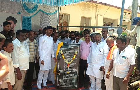 ಗುರುಮಠಕಲ್​ ತಾಲೂಕಿನ ಬೂದೂರ ಗ್ರಾಮದಲ್ಲಿ ಶನಿವಾರ ಹಮ್ಮಿಕೊಂಡ ವಿವಿಧ ಅಭಿವೃದ್ಧಿ ಕಾಮಗಾರಿಗಳಿಗೆ ಶಾಸಕ ಶರಣಗೌಡ ಕಂದಕೂರ ಶಂಕುಸ್ಥಾಪನೆ ನೆರವೇರಿಸಿದರು. ಗ್ರೇಡ್​-2 ತಹಸೀಲ್ದಾರ್​ ನರಸಿಂಹ ಸ್ವಾಮಿ, ತಾಪಂ ಅಧಿಕಾರಿ ರಾಮಚಂದ್ರ ಬಸೂದೆ, ಶುಭಾಶಚಂದ್ರ ಕಟಕಟಿ, ಪ್ರಕಾಶ ನೀರೆಟಿ ಇತರರಿದ್ದರು.