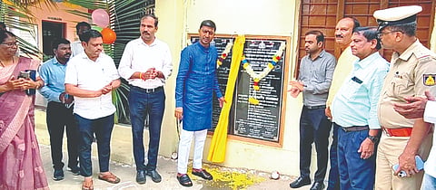 ಗುರುಮಠಕಲ್ ತಾಲೂಕಿನ ಸೈದಾಪುರ ಗ್ರಾಮದಲ್ಲಿ ಎರಡು ಕೋಟಿ ರೂ. ವೆಚ್ಚದಲ್ಲಿ ನಿರ್ಮಾಣವಾದ ಮೆಟ್ರಿಕ್ ಪೂರ್ವ ಬಾಲಕಿಯರ ವಸತಿ ನಿಲಯದ ಕೋಣೆ ಸೇರಿ ವಿವಿಧ ಕಾಮಗಾರಿಗಳ ಉದ್ಘಾಟನೆಯನ್ನು ಶಾಸಕ ಶರಣಗೌಡ ಕಂದಕೂರ ಉದ್ಘಾಟಿಸಿದರು. ಸಹಾಯಕ ಆಯುಕ್ತ ಶ್ರೀಧರ ಗೋಟೂರ, ಸಿದ್ದಣ್ಣ ಅಣಬಿ, ಅಜಯರಡ್ಡಿ ಯಲ್ಹೇರಿ ಇತರರಿದ್ದರು.