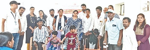 ಗುರುಮಠಕಲ್‌ನಲ್ಲಿ ಎಪಿಡಿ ಸಂಸ್ಥೆಯಿAದ ಗುರುವಾರ ಹಮ್ಮಿಕೊಂಡ ಕಾರ್ಯಕ್ರಮದಲ್ಲಿ ಅಂಗವಿಕಲರಿಗೆ ಸಾಧನ ಸಲಕರಣೆ ವಿತರಿಸಲಾಯಿತು. ಡಾ.ನೀಲಾಂಬಿಕಾ, ವಿರುಪಾಕ್ಷಿ ಮಾಲಿಪಾಟೀಲ್ ಇತರರಿದ್ದರು.