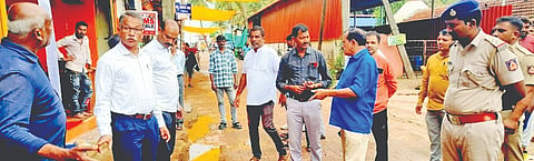 ಗೋಕರ್ಣದ ಮಹಾಬಲೇಶ್ವರ ಮಂದಿರದ ಪಶ್ಚಿಮ ದ್ವಾರದಿಂದ ಸಮುದ್ರ ತೀರದವರೆಗಿನ ರಸ್ತೆಯ ಸ್ಥಿತಿಗತಿಯನ್ನು ಶಾಸಕ ದಿನಕರ ಶೆಟ್ಟಿ ಮಂಗಳವಾರ ಪರಿಶೀಲಿಸಿದರು. ಪಿಡಿಒ ವಿ.ಎ. ಪಟಗಾರ, ಕಾರ್ಯದರ್ಶಿ ಮಂಜುನಾಥ ಕೆ., ಮಹೇಶ ಶೆಟ್ಟಿ, ರಾಮು ಕೆಂಚನ್, ಗಣೇಶ ಪಂಡಿತ, ಮಹೇಶ ನಾಯಕ, ಸಂದೀಪ ಅಗಸಾಲಿ ಇತರರಿದ್ದರು.