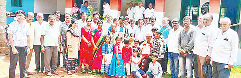  ಕೆ. ಸಿ.ಮಹೇಶ್ ಅವರು ಶಿಕ್ಷಕ ವೃತ್ತಿಯಿಂದ ನಿವೃತ್ತಗೊಂಡ ಹಿನ್ನೆಲೆಯಲ್ಲಿ ಗ್ರಾಮಸ್ಥರು, ಸ್ನೇಹಿತರು, ಸಹವರ್ತಿಗಳು ಸನ್ಮಾನಿಸಿದರು. 