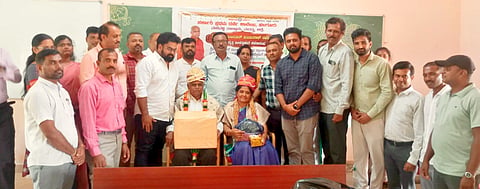  ನಿವೃತ್ತ ಪ್ರಾಂಶುಪಾಲರಾದ ಆಲಂಗೂರ್ ಮಂಜುನಾಥ ಮತ್ತು ಪತ್ನಿ ವಸಂತಾ ಅವರನ್ನು  ಸನ್ಮಾನಿಸಲಾಯಿತು. ಡಾ. ಕೃಷ್ಣೇಗೌಡ, ಡಾ. ಎನ್.ಎಸ್. ಶಂಕರೇಗೌಡ, ಡಾ.ಶ್ರೀನಿವಾಸ್, ಡಾ.ಸೀಮಾ ಕೌಸರ್ ಇತರರು ಇದ್ದರು.