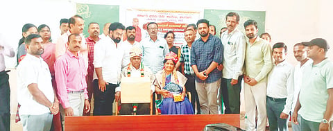 ನಿವೃತ್ತ ಪ್ರಾಂಶುಪಾಲರಾದ ಆಲಂಗೂರ್ ಮಂಜುನಾಥ ಮತ್ತು ಪತ್ನಿ ವಸಂತಾ ಅವರನ್ನು  ಸನ್ಮಾನಿಸಲಾಯಿತು. ಡಾ. ಕೃಷ್ಣೇಗೌಡ, ಡಾ. ಎನ್.ಎಸ್. ಶಂಕರೇಗೌಡ, ಡಾ.ಶ್ರೀನಿವಾಸ್, ಡಾ.ಸೀಮಾ ಕೌಸರ್ ಇತರರು ಇದ್ದರು.