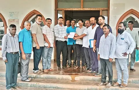 ಹೊಸನಗರ ತಾಲೂಕಿನ ಮಳೆಮಾಪನ ದುರಸ್ತಿ ಮಾಡುವಂತೆ ಒತ್ತಾಯಿಸಿ ಸಹಕಾರ ಸಂಘಗಳ ಪ್ರಮುಖರು ತಾಲೂಕು ಆಡಳಿತಕ್ಕೆ ಮನವಿ ಸಲ್ಲಿಸಿದರು. ವಿನಯಕುಮಾರ್, ಉಮೇಶ್, ಎಚ್.ಜಿ.ರಮಾಕಾಂತ, ಚಂದಯ್ಯ ಜೈನ್, ರವಿ, ವಿನಾಯಕ ಇತರರಿದ್ದರು.