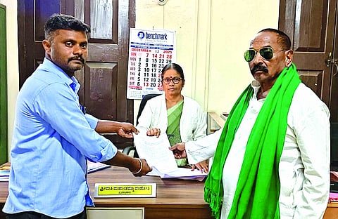 ಹಿರೇಬಾಗೇವಾಡಿಯ ನೂತನ ಬಡಾವಣೆಗಳಲ್ಲಿ ಮೀಸಲಿಟ್ಟಿರುವ ಸರ್ಕಾರಿ ಜಾಗಗಳ ಬಗ್ಗೆ ನಿಖರ ಮಾಹಿತಿ ನೀಡುವಂತೆ ಗ್ರಾಮಸ್ಥರ ಪರವಾಗಿ ಬಿ.ಎಸ್.ಗಾಣಗಿ, ಉಮೇಶ ನಂದಿ ತಾಪಂ ಕಚೇರಿ ವ್ಯವಸ್ಥಾಪಕ ಅಧಿಕಾರಿಗೆ ಮನವಿ ಸಲ್ಲಿಸಿದರು.
