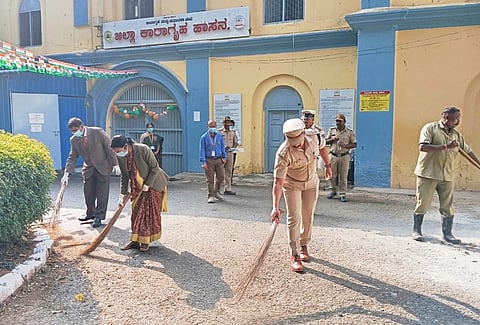 ಹುತಾತ್ಮರ ದಿನದ ಅಂಗವಾಗಿ ಜಿಲ್ಲಾ ಕಾರಾಗೃಹದಲ್ಲಿ ಶುಕ್ರವಾರ ಹಮ್ಮಿಕೊಂಡಿದ್ದ  ಸ್ವಚ್ಛತಾ ಕಾರ್ಯಕ್ರಮ ಮತ್ತು ಹೈನುಗಾರಿಕೆ ತರಬೇತಿ ಕಾರ್ಯಕ್ರಮವನ್ನು ಸ್ವಚ್ಛತೆ ಮಾಡುವ ಮೂಲಕ ನ್ಯಾಯಾಧೀಶೆ  ಹೇಮಾವತಿ ಉದ್ಘಾಟಿಸಿದರು. ಕೆ.ಎಂ.ಪುಟ್ಟಸ್ವಾಮಿ, ಡಾ.ಆರ್.ವಿ.ಕೊಟ್ಟೂರ, ಆರ್. ಪ್ರಸನ್ನ, ಜೈಲರ್ ಅನಿಲ್, ಡಾ.ಅಂಬುಜಾ ಮತ್ತು ಜೈಲು ಸಿಬ್ಬಂದಿ ಇದ್ದರು.