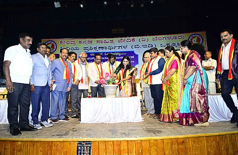  ಹಾಸನ ನಗರದ ಹಾಸನಾಂಬ ಕಲಾಕ್ಷೇತ್ರದಲ್ಲಿ ಕೇಂದ್ರ ಕನ್ನಡ ಸಾಹಿತ್ಯ ವೇದಿಕೆ, ಹಿರಿಯ ಪ್ರಶಿಕ್ಷಣಾರ್ಥಿಗಳ ಒಕ್ಕೂಟದ ಆಶ್ರಯದಲ್ಲಿ ಡಾ.ಆರ್.ಓಬಳೇಶಘಟ್ಟಿಯವರ ನಾಲ್ಕು ಬೃಹತ್ ಕೃತಿಗಳ ಬಿಡುಗಡೆ  ಸಮಾರಂಭದಲ್ಲಿ ಡಾ. ರಾಜಪ್ಪ ದಳವಾಯಿ,  ಜಿಲ್ಲಾಧಿಕಾರಿ ಲತಾಕುಮಾರಿ, ಕೊಟ್ರೇಶ್ ಎಸ್. ಉಪ್ಪಾರ್, ಮೈಸೂರು ಕಾಲೇಜಿನ ಪ್ರಾಂಶುಪಾಲ ಸಿ.ಆಂಟೋನಿ, ಲೇಖಕಿ ವಾಣಿಘಟ್ಟಿ, ವಕೀಲ ಜಿ.ಕೆ. ಸುದೀಪ್, ವಿಶ್ರಾಂತ ಪ್ರಾಧ್ಯಾಪಕ ಎಸ್.ಪಿ. ಪದ್ಮಪ್ರಸಾದ್ ಇತರರಿದ್ದರು.