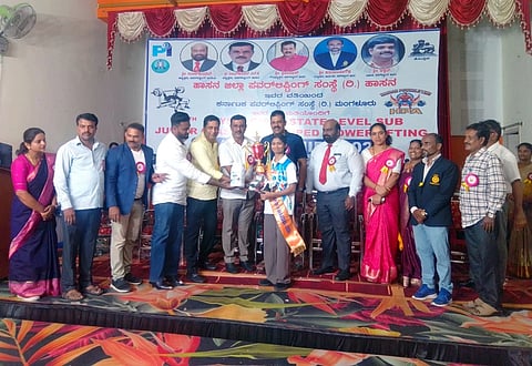 ಹಾಸನದ ಅಂಬೇಡ್ಕರ್ ಭವನದಲ್ಲಿ ಹಮ್ಮಿಕೊಂಡಿದ್ದ ಪವರ್ ಲಿಫ್ಟಿಂಗ್ ಸ್ಪರ್ಧೆಯಲ್ಲಿ ವಿಜೇತರಿಗೆ ಬಹುಮಾನ ವಿತರಿಸಲಾಯಿತು. ಹನುಮಂತೆಗೌಡ, ಜಯಕುಮಾರ್, ಸತೀಶ್ ಕುಮಾರ್, ಕೆ.ಎಂ. ಶ್ರೀನಿವಾಸ್,ಅಶ್ವತ್, ಸಂತೋಷ್ ಶೆಟ್ಟಿ, ವೇಣುಗೋಪಾಲ್, ಮಂಜುನಾಥ್, ತ್ರಿಭುವನ್, ಶಶಿಧರ್ ಇತರರಿದ್ದರು.