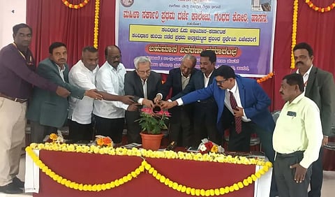 ಹಾಸನ ನಗರದ ಆರ್.ಸಿ. ರಸ್ತೆ ಗಂಧದಕೋಠಿ ಆವರಣದಲ್ಲಿರುವ ಮಹಿಳಾ ಪ್ರಥಮ ದರ್ಜೆ ಕಾಲೇಜಿನಲ್ಲಿ ಸಂವಿಧಾನ ಓದು ಅಭಿಯಾನದ-ಕರ್ನಾಟಕ ಸಂಸ್ಥೆಯ ವತಿಯಿಂದ ಹಮ್ಮಿಕೊಂಡಿದ್ದ ಸಂವಿಧಾನ ಕುರಿತು ಪ್ರಬಂಧ ಸ್ಪರ್ಧೆಯಲ್ಲಿ ವಿಜೇತರಾದವರಿಗೆ ಬಹುಮಾನ ವಿತರಣೆ ಕಾರ್ಯಕ್ರಮವನ್ನು ಹೈಕೋರ್ಟ್ ನಿವೃತ್ತ ನ್ಯಾ.ಎಚ್.ಎನ್. ನಾಗಮೋಹನದಾಸ್ ಉದ್ಘಾಟಿಸಿದರು. ಪ್ರೊ.ಟಿ.ಸಿ.ತಾರಾನಾಥ್,  ಡಿ.ಕೆ. ಮಂಜಯ್ಯ, ಬಿ. ರಾಜಶೇಖರ ಮೂರ್ತಿ, ರಾಜು ಗೊರುರು, ರಾಜಶೇಖರ್, ಜಿ.ಆರ್. ಮೋಹನ್ ಕುಮಾರ್ ಇತರರಿದ್ದರು.
