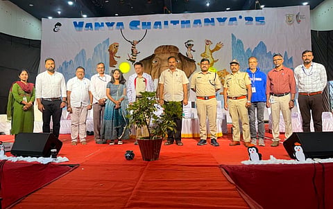 ಹಾಸನ ಮಲೆನಾಡು ಇಂಜಿನಿಯರಿಂಗ್ ಕಾಲೇಜು ಇಕೋ ಕ್ಲಬ್ ವತಿಯಿಂದ ಪರಿಸರ ಜಾಗೃತಿ, ಹಸಿರು ಸಂರಕ್ಷಣೆ ಮತ್ತು ಭೂಮಿಯ ಭವಿಷ್ಯವನ್ನು ರಕ್ಷಿಸುವ ಸಂಕಲ್ಪದೊಂದಿಗೆ ವನ ಚೇತನ ಎರಡು ದಿನಗಳ ಕಾರ್ಯಕ್ರಮ ಹಮ್ಮಿಕೊಳ್ಳಲಾಗಿತ್ತು. ಚೌಡುವಳ್ಳಿ ಜಗದೀಶ್, ಖಜಾಂಚಿ ಎಚ್.ಡಿ.ಪಾರ್ಶ್ವನಾಥ್,  ಡಾ. ಎಚ್.ಎಸ್.ನರಸಿಂಹನ್, ಜಯಪಾಲ್, ಡಾ.ಶಿವಶಂಕರ್, ಸಹಪ್ರಾಧ್ಯಾಪಕ ಡಾ.ಡಿ.ಜಿ. ಪ್ರದೀಪ್, ಡಿ.ವಿ.ಶ್ರುತಿ, ಕಟ್ಟಾಯ ಶಿವಕುಮಾರ್, ಚಂದನ್, ಎಚ್.ಕೆ.ರಾಹುಲ್ ಇತರರಿದ್ದರು.
