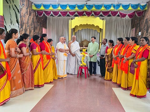 ಹಾಸನ ನಗರದ ಆರ್.ಸಿ.ರಸ್ತೆಯ ನೀಲಕಂಠೇಶ್ವರ ಸಮುದಾಯ ಭವನದಲ್ಲಿ ಆರೋಗ್ಯ ಉಚಿತ ತಪಾಸಣೆ ಶಿಬಿರವನ್ನು ಆಯೋಜಿಸಲಾಗಿತ್ತು. ಡಾ.ವೆಂಕಟರಮಣ, ಡಾ.ಹೆಗಡೆ, ಉಮಾಮಹೇಶ್ವರ ಸ್ವಾಮೀಜಿ ಇತರರಿದ್ದರು. 