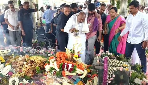 ಚೆನ್ನಮ್ಮ ಅವರ ಸಮಾಧಿಗೆ ಪತಿ, ಮಾಜಿ ಪ್ರಧಾನಿ ಎಚ್.ಡಿ.ದೇವೇಗೌಡ ಹಾಲು ಸಮರ್ಪಿಸಿದರು.