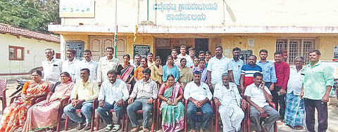 ಕಿಕ್ಕೇರಿ ಹೋಬಳಿಯ ದಬ್ಬೇಘಟ್ಟ ಗ್ರಾಪಂನಲ್ಲಿ ಶುಕ್ರವಾರ ಏರ್ಪಡಿಸಿದ್ದ ಅಂತಿಮ ಗ್ರಾಮಸಭೆಯಲ್ಲಿ ಅಧ್ಯಕ್ಷ ದೇವರಾಜು ಮಾತನಾಡಿದರು. ಚಲುವರಾಜು, ಉಮಾಶಂಕರ್, ಸದಸ್ಯರು ಹಾಜರಿದ್ದರು. 