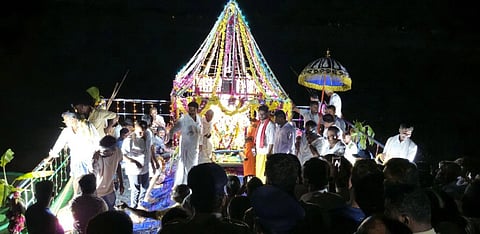 ಕಿಕ್ಕೇರಿ ಅಮಾನಿಕೆರೆ(ಸಿರಿಗೆರೆ)ಯಲ್ಲಿ ಭಾನುವಾರ ರಾತ್ರಿ ಕಿಕ್ಕೇರಮ್ಮ ದೇವಿಯ ತೆಪ್ರೋತ್ಸವ ನೆರವೇರಿತು. 