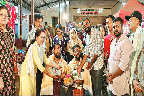 ಕಳಸದಲ್ಲಿ ನಡೆದ ಹಲಸು ಮೇಳದಲ್ಲಿ ಹಲಸು ಮೇಳದ ಆಯೋಜಕರನ್ನು ಗೌರವಿಸಲಾಯಿತು.