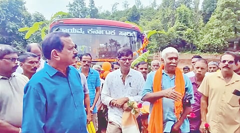 ಕಬ್ಬರ್ಗಿ-ಯಡ್ತಾರೆ ಗ್ರಾಮಕ್ಕೆ ಸಾರಿಗೆ ಬಸ್ ಸಂಚಾರಕ್ಕೆ ಶಾಸಕ ದಿನಕರ ಶೆಟ್ಟಿ ಮಂಗಳವಾರ ಚಾಲನೆ ನೀಡಿದರು. ಗಜಾನನ ಪೈ, ದೇವು ಗೌಡ, ರಾಜೀವ ಭಟ್ಟ, ಮಹೇಶ ದೇಶಭಂಡಾರಿ, ಅಶೋಕ ಭಟ್ ಉದಯ ಜೈನ್, ಶ್ರೀಧರ ಪೈ ಇತರರಿದ್ದರು. 