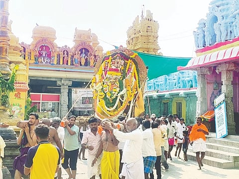ಕನಕಗಿರಿಯಲ್ಲಿ ಶ್ರೀನಿವಾಸ ಕಲ್ಯಾಣೋತ್ಸವ ನಿಮಿತ್ತ ಶ್ರೀದೇವಿ-ಭೂದೇವಿಯರೊಂದಿಗೆ ಶ್ರೀನಿವಾಸ ದೇವರ ಉತ್ಸವ ಜರುಗಿತು.