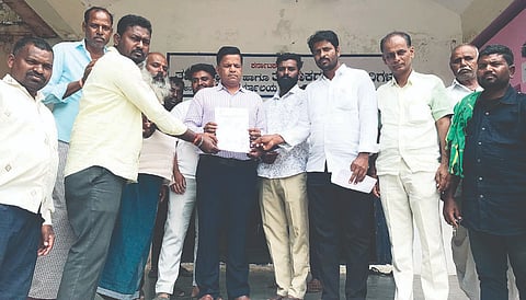 ಕನಕಗಿರಿ ಪಪಂ ಮುಖ್ಯಾಧಿಕಾರಿ ಲಕ್ಷ್ಮಣ ಕಟ್ಟಿಮನಿ ಅಮಾನತಿಗೆ ಆಗ್ರಹಿಸಿ ಗುರುವಾರ ತಹಸೀಲ್ದಾರ್ ಚಂದ್ರಶೇಖರ ಗಾಳಿಗೆ ಸಾರ್ವಜನಿಕರು ಮನವಿ ಸಲ್ಲಿಸಿದರು. ಪಪಂ ಸದಸ್ಯ ಶೇಷಪ್ಪ ಪೂಜಾರ, ಹಿಂದೂ ಜಾಗರಣಾ ವೇದಿಕೆ ಸಂಚಾಲಕ ಅಯ್ಯನಗೌಡ, ಪ್ರಮುಖರಾದ ರಾಮಾಂಜಿನೇಯ, ಕಿರಣ್, ಯಮನೂರಪ್ಪ ಇತರರಿದ್ದರು.