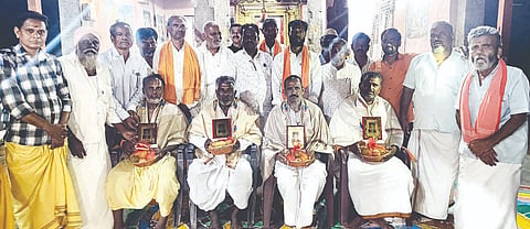 ಕನಕಗಿರಿ ತೊಂಡಿತೇವರಪ್ಪ ದೇವಸ್ಥಾನದಲ್ಲಿ ಗುರುಪೂರ್ಣಮೆ ನಿಮಿತ್ತ ಹಿರಿಯ ಕಲಾವಿದರಾದ ತೊಂಡೆಪ್ಪ, ಪರಂಧಾಮರೆಡ್ಡಿ, ಕಂಠೆಪ್ಪ ಪೂಜಾರ ಹಾಗೂ ಹನುಮಂತರೆಡ್ಡಿ ಮಹಲಿನಮನಿ ಅವರನ್ನು ಸನ್ಮಾನಿಸಲಾಯಿತು. ಪ್ರಾ.ಕೃ.ಪ.ಸ. ಸಂಘದ ನಿರ್ದೇಶಕ ಕನಕರೆಡ್ಡಿ ಕೆರಿ, ಭಜನಾ ಮಂಡಳಿ ಅಧ್ಯಕ್ಷ ರಾಮಣ್ಣ ಗುಂಜಳ್ಳಿ, ಹಿರಿಯರಾದ ಸುರೇಶರೆಡ್ಡಿ ಮಹಲಿನಮನಿ, ಪಂಪಾಪತಿ ತುಪ್ಪದ, ಭೀಮರೆಡ್ಡಿ ಓಣಿಮನಿ, ಅಂಬಾಜಿರಾವ್ ಬೊಂದಾಡೆ, ಸುರೇಶ ಬೊಂದಾಡೆ, ಶಿವಪ್ಪ ಅಂಕಸದೊಡ್ಡಿ ಇತರರಿದ್ದರು.