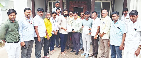 ಕನಕಗಿರಿ ಪಪಂ ಸದಸ್ಯ ಸಿದ್ದೇಶ ಕಲುಬಾಗಿಲಮಠ ಅವರಿಗೆ ತಹಸೀಲ್ದಾರ್ ಚಂದ್ರಶೇಖರ ಗಾಳಿ ಮಂಗಳವಾರ ಎಸ್‌ಐಆರ್ ಅರ್ಜಿ ವಿತರಿಸಿದರು. ಬ್ಲಾಕ್ ಕಾಂಗ್ರೆಸ್ ಅಧ್ಯಕ್ಷ ಗಂಗಾಧರಸ್ವಾಮಿ ಕಲುಬಾಗಿಲಮಠ, ತಾಪಂ ಮಾಜಿ ಅಧ್ಯಕ್ಷ ಬಸವಂತಗೌಡ, ತಾಪಂ ಇಒ ರಾಜಶೇಖರ ಇತರರಿದ್ದರು.