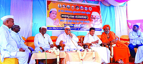 ಮಮದಾಪುರದಲ್ಲಿ ಹಮ್ಮಿಕೊಂಡಿದ್ದ ಮಾಧವಾನಂದ ಪ್ರಭೂಜಿ ಆಶ್ರಮ ಲೋಕಾರ್ಪಣೆ ಕಾರ್ಯಕ್ರಮದಲ್ಲಿ ರೇವಣಸಿದ್ಧೇಶ್ವರ ಮಹಾರಾಜರು ಆಶೀರ್ವಚನ ನೀಡಿದರು. ಮೌನ ಮಲ್ಲಿಕಾರ್ಜುನ ಶಿವಯೋಗಿಗಳು, ಸುರೇಶ ಸನದಿ ಇತರರಿದ್ದರು.