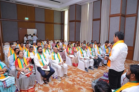 ಬೆಳಗಾವಿ ನಗರದ ಖಾಸಗಿ ಹೋಟೆಲ್‌ನಲ್ಲಿ ಮಂಗಳವಾರ  ಬಿ.ಎಲ್.ಸಂತೋಷ ನೇತೃತ್ವದಲ್ಲಿ ಸಂಘಟನಾತ್ಮಕ ಸಭೆ ಜರುಗಿತು. ಬಿ.ವೈ. ವಿಜಯೇಂದ್ರ, ಡಾ.ಪ್ರಭಾಕರ ಕೋರೆ, ಈರಣ್ಣ ಕಡಾಡಿ, ಶಶಿಕಾ ಜೋಲ್ಲೆ, ಅಣ್ಣಾಸಾಹೇಬ ಜೋಲ್ಲೆ, ನಿಖಿಲ್ ಕತ್ತಿ, ಅಭಯ ಪಾಟೀಲ ಇತರರಿದ್ದರು,