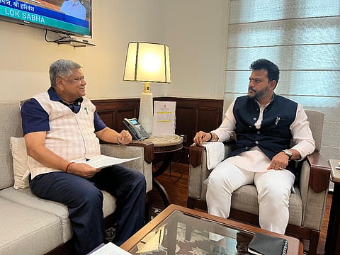  ನವದೆಹಲಿಯ ಸಂಸತ್ ಭವನದಲ್ಲಿ ಗುರುವಾರ ಜಗದೀಶ ಶೆಟ್ಟರ್ ಅವರು  ಸಚಿವ ಕೆ. ರಾಮಮೋಹನ ನಾಯ್ಡು ಭೇಟಿ ಮಾಡಿದರು.