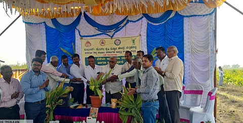 ಸವದತ್ತಿ ತಾಲೂಕಿನ ಅಸುಂಡಿ ಗ್ರಾಮದಲ್ಲಿ ಹಮ್ಮಿಕೊಂಡಿದ್ದ ಮೌಲ್ಯವರ್ಧನೆ ತರಬೇತಿಯನ್ನು ಮಂಜುನಾಥ ಚೌರಡ್ಡಿ, ಸೋಮಪ್ಪ ತೋಟಗೇರಿ, ಡಾ.ರಾಮಚಂದ್ರ ಮಡಿವಾಳ ಇತರರು ಉದ್ಘಾಟಿಸಿದರು.