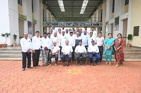  ಬೈಲಹೊಂಗಲ ತಾಲೂಕಿನ ಮತ್ತಿಕೊಪ್ಪ ಗ್ರಾಮದ ಕೆಎಲ್‌ಇ ಕೃಷಿ ವಿಜ್ಞಾನಕೇಂದ್ರಕ್ಕೆ ಗುರುವಾರ ಕಡೂರು ತಾಲೂಕಿನ ರೈತರು ಭೇಟಿ ನೀಡಿದರು. ಬಿ.ಆರ್. ಪಾಟೀಲ,ಡಾ.ಮಂಜುನಾಥ ಚೌರಡ್ಡಿ, ಜಿ.ಬಿ.ವಿಶ್ವನಾಥ ಇತರರಿದ್ದರು.