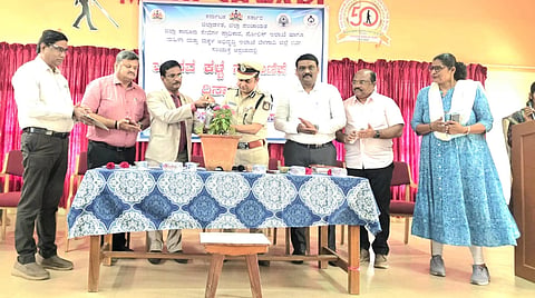  ಬೆಳಗಾವಿ ನಗರದ ಮಹೇಶ್ವರ  ಅಂಧ ಮಕ್ಕಳ ಶಾಲೆಯ ಸಭಾಂಗಣದಲ್ಲಿ ಗುರುವಾರ ಹಮ್ಮಿಕೊಂಡಿದ್ದ ಮಾನವ ಕಳ್ಳ ಸಾಗಾಣಿಗೆ ತಡೆ ದಿನ ಕಾರ್ಯಕ್ರಮವನ್ನು ಕೆ.ಎನ್.ಶಿವಕುಮಾರ ಉದ್ಘಾಟಿಸಿದರು. ಭೂಷಣ ಬೋರಸೆ, ಅಣ್ಣಪ್ಪ ಹೆಗಡೆ, ಸುಮಿತ್ರಾ ಡಿ.ಬಿ., ಅನಿಲ ಕಾಂಬಳೆ, ಶಿಲ್ಪಾ ದೇಸಾಯಿ ಇತರರಿದ್ದರು.