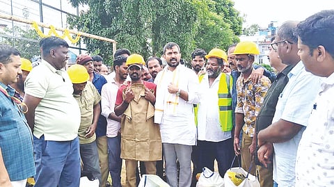 ಶಾಸಕ ಡಾ. ಮಂತರ್ ಗೌಡ ಕುಶಾಲನಗರದಲ್ಲಿ ಪೌರಕಾರ್ಮಿಕರಿಗೆ ಸ್ವಚ್ಛತಾ ಕಿಟ್‌ಗಳನ್ನು ವಿತರಿಸಿದರು. ವಿ.ಪಿ. ಶಶಿಧರ್, ಮಂಜುನಾಥ ಗುಂಡೂರಾವ್, ಗಿರೀಶ್ ಮತ್ತಿತರರು ಇದ್ದರು.
