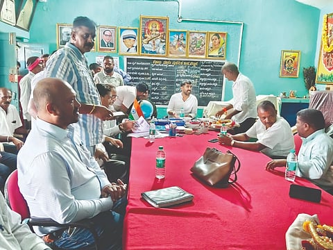 ಶಾಸಕ ಡಾ. ಮಂತರ್ ಗೌಡ ಹೆಬ್ಬಾಲೆ ಸರ್ಕಾರಿ ಪ್ರೌಢಶಾಲೆಗೆ ಭೇಟಿ ನೀಡಿದ್ದರು. ವಿ.ಪಿ. ಶಶಿಧರ್, ಕೃಷ್ಣೇಗೌಡ ಮತ್ತಿತರರು ಇದ್ದರು. 