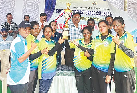 ಕೊಡಗು ವಿಶ್ವವಿದ್ಯಾಲಯ ಮಟ್ಟದ ಮಹಿಳೆಯರ ಬಾಲ್ ಬ್ಯಾಡ್ಮಿಂಟನ್ ಪಂದ್ಯಾವಳಿಯಲ್ಲಿ ಪ್ರಥಮ ಸ್ಥಾನ ಪಡೆದ ಕುಶಾಲನಗರದ ಸರ್ಕಾರಿ ಪ್ರಥಮ ದರ್ಜೆ ಕಾಲೇಜು ತಂಡದೊಂದಿಗೆ ಡಾ.ಪುಟ್ಟರಾಜು, ಡಾ.ಜಯಂತಿ ಇದ್ದರು.