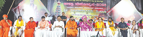 ಮಾದನಹಿಪ್ಪರಗಿಯ ಶಿವಲಿಂಗೇಶ್ವರ ವಿರಕ್ತಮಠದ ಜಾತ್ರೋತ್ಸವದಲ್ಲಿ ಹಮ್ಮಿಕೊಂಡಿದ್ದ ಕೃಷಿ ಮತ್ತು ಕೃಷಿಕ ಚಂತನೆ ಸಭೆಯಲ್ಲಿ ಜಿಡಗಾದ ಶ್ರೀ ಡಾ.ಮುರುರಾಜೇಂದ್ರ ಶಿವಯೋಗಿಗಳು ಮಾತನಾಡಿದರು. ಶ್ರೀ ಚರಲಿಂಗ ಶಿವಾಚಾರ್ಯ, ಶ್ರೀ ಸಿದ್ದರಾಮ ಸ್ವಾಮೀಜಿ, ಭಗವಂತ ಖೂಬಾ ಇತರರಿದ್ದರು