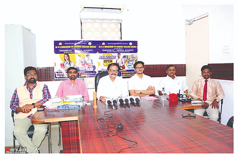 ಅಂಕಲಿ ಗೋಮಟೇಶ ಶಿಕ್ಷಣ ಸಂಸ್ಥೆಯಲ್ಲಿ ಹಮ್ಮಿಕೊಂಡಿದ್ದ ಸುದ್ದಿಗೋಷ್ಠಿಯಲ್ಲಿ ಸಂಸ್ಥೆ ಅಧ್ಯಕ್ಷ ಎನ್.ಎ.ಮಗದುಮ್ಮ,  ಡಾ.ಹರ್ಷವರ್ಧನ ಮಗದುಮ್ಮ, ಪ್ರಾಚಾರ್ಯರಾದ ಎನ್.ಎಸ್.ನಿಡಗುಂದಿ, ಎನ್.ಸಾಗರ, ಹಜರತ್‌ಅಲಿ ಪನಾರಿ, ಸುರೇಶ ಎನ್. ಇತರರಿದ್ದರು.