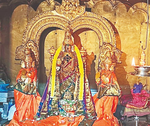 ಮೇಲುಕೋಟೆಯ ಚೆಲುವನಾರಾಯಣಸ್ವಾಮಿ ದರ್ಶನಕ್ಕೆ ಭಾನುವಾರ ಮುಗಿಬಿದ್ದ ಭಕ್ತರು.