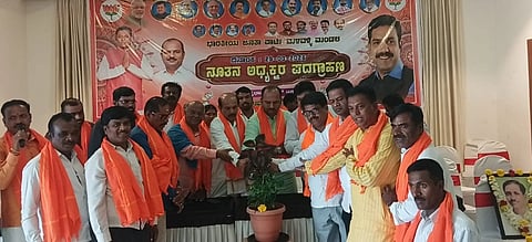 ಮಳವಳ್ಳಿ ಪಟ್ಟಣದಲ್ಲಿ ಬಿಜೆಪಿ ಮಂಡಲ ಅಧ್ಯಕ್ಷ  ಪದಗ್ರಹಣ ಕಾರ್ಯಕ್ರಮವನ್ನು ಪಕ್ಷದ ಜಿಲ್ಲಾಧ್ಯಕ್ಷ ಡಾ.ಇಂದ್ರೇಶ್  ಉದ್ಘಾಟಿಸಿದರು. ಮದ್ದೂರು ಸ್ವಾಮಿ , ಇಂಡವಾಳು ಸಚ್ಚಿದನಂದ, ಅಶೋಕ್,ನಾಗೇಗೌಡ, ಎಚ್.ಆರ್,ಅಶೋಕ್, ಯಮದೂರು ಇತರರು ಇದ್ದರು. 