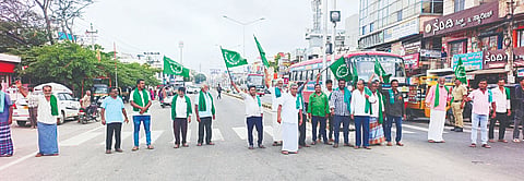 ಮಳವಳ್ಳಿ ಪಟ್ಟಣದ ಅನಂತರಾಮ್ ವೃತ್ತದಲ್ಲಿ ರಾಜ್ಯ ರೈತ ಸಂಘದ ಸದಸ್ಯರು ಗುರುವಾರ ವಾಹನ ಸಂಚಾರ ತಡೆದು ಪ್ರತಿಭಟನೆ ನಡೆಸಿದರು. ಬೋರಾಪುರ ಶಂಕರೇಗೌಡ, ಶಿವರುದ್ರ, ರಘುಗೌಡ, ಲಿಂಗೇಗೌಡ, ನಾಗರಾಜು, ಶಿವಕುಮಾರ್, ಬಸವಣ್ಣ, ನಾಗರಾಜು, ಡಾ.ಪ್ರಸಾದ್, ವೀರಪ್ಪ ಇದ್ದರು.