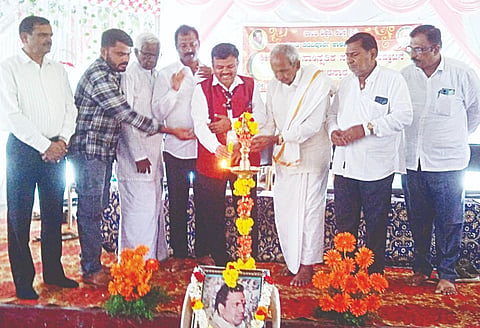 ಮಳವಳ್ಳಿಯ ಶಾಂತಿ ಪದವಿ ಪೂರ್ವ ಕಾಲೇಜಿನ ಕ್ರೀಡಾ ಮತ್ತು ಸಾಂಸ್ಕೃತಿಕ ಚಟುವಟಿಕೆಗಳ ಉದ್ಘಾಟನಾ ಕಾರ್ಯಕ್ರಮವನ್ನು ಜಾನಪದ ಕಲಾವಿದ ನಗೆಮಳೆರಾಜ ಚಂದ್ರಾಜ್ ಉದ್ಘಾಟಿಸಿದರು. ಎಚ್.ಎಂ. ಮಹದೇವಸ್ವಾಮಿ, ಎಂ.ಎಚ್. ಕೆಂಪಯ್ಯ ಇತರರು ಇದ್ದರು.