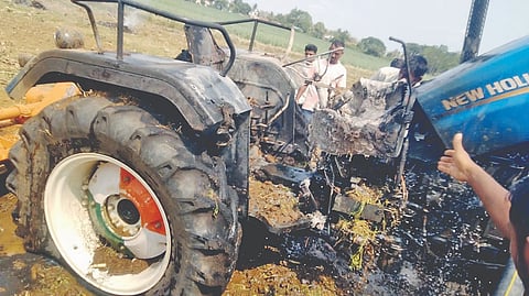 ಮುಂಡಗೋಡ ಟ್ರಾೃಕ್ಟರ್ ಸುಟ್ಟು ಕರಕಲಾಗಿದೆ.
