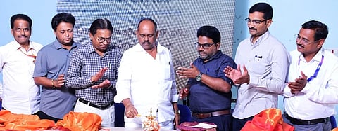  ಮಾನ್ವಿಯಲ್ಲಿ ಗುರುವಾರ ಹಮ್ಮಿಕೊಂಡಿದ್ದ ಒಂದು ದಿನದ ಅರಿವು ಮೂಡಿಸುವ ಕಾರ್ಯಾಗಾರವನ್ನು ಕೈಗಾರಿಕೋದ್ಯಮಿ ವೀರಭದ್ರಪ್ಪಗೌಡ ಅಲ್ದಾಳ ಉದ್ಘಾಟಿಸಿದರು. ಜಿಲ್ಲಾ ಕೈಗಾರಿಕಾ ಕೇಂದ್ರ ಜಂಟಿ ನಿರ್ದೇಶಕ ಬಿ.ಸತೀಶ್ ಕುಮಾರ್, ಕಾರ್ಯದರ್ಶಿ ರಂಗನಾಥ ದೇಸಾಯಿ ಇದ್ದರು.