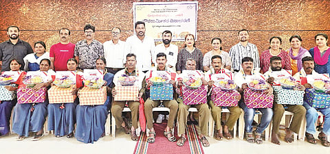ಪೊನ್ನಂಪೇಟೆಯಲ್ಲಿ ಪೌರ ಕಾರ್ಮಿಕರನ್ನು ಸನ್ಮಾನಿಸಿದ ಸಂದರ್ಭ ಪಟ್ಟಣ ಪಂಚಾಯಿತಿ ಅಧ್ಯಕ್ಷ ಅಣ್ಣೀರ ಹರೀಶ್, ಉಪಾಧ್ಯಕ್ಷ ಆಲೀರ ರಶೀದ್, ಮುಖ್ಯಾಧಿಕಾರಿ ಗೋಪಿ, ರಶಿಕ ಅಶ್ವತ್, ಭಾರತಿ, ಜುನೈದ್, ಸುಮಿತಾ, ನೇತ್ರಾವತಿ,ಅಜೀಜ್, ವಿಜಯಕುಮಾರ್, ರಾಮಕೃಷ್ಣ ಇತರರಿದ್ದರು.